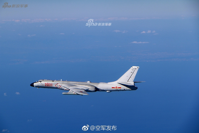 提升南海实战能力！我空军轰6K首次训练岛礁起降