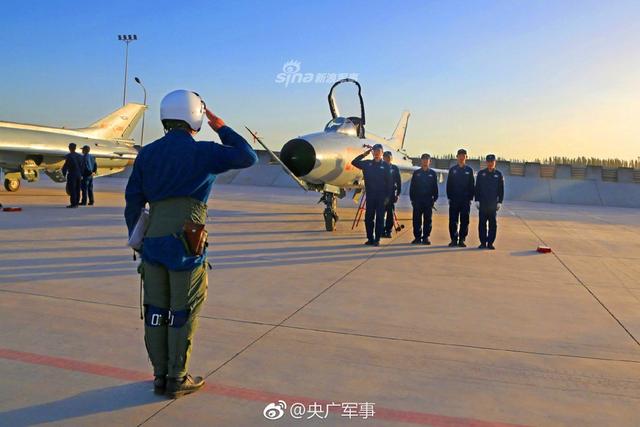 七爺依然堅挺!我空軍某部軍官退役與殲7合影留念