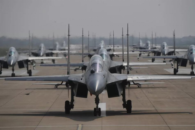 展示一发入魂！西部战区歼16火箭弹对地攻击快准狠