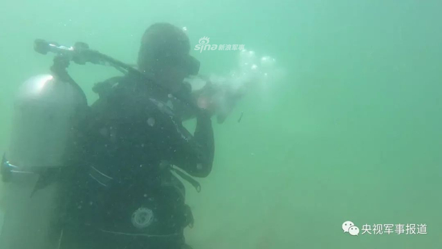南海腾蛟！我陆军特战队员挑战蛙人演练水下动真章