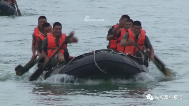 南海腾蛟！我陆军特战队员挑战蛙人演练水下动真章