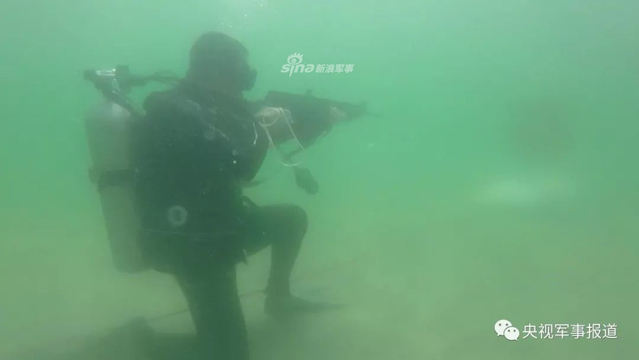 南海腾蛟！我陆军特战队员挑战蛙人演练水下动真章