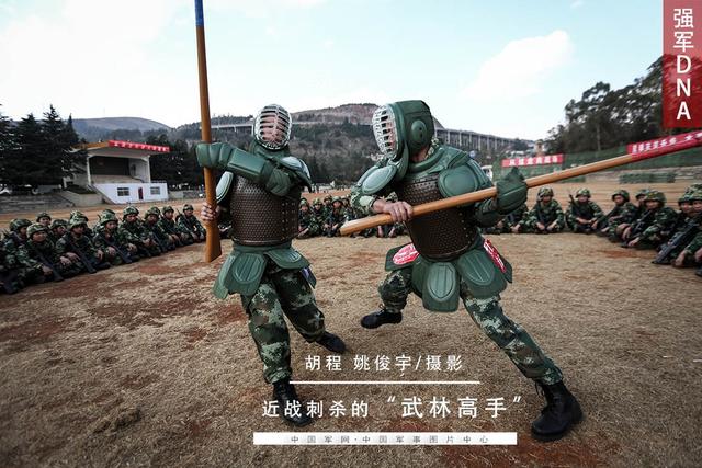 我武警某部战士身披战甲练刺杀