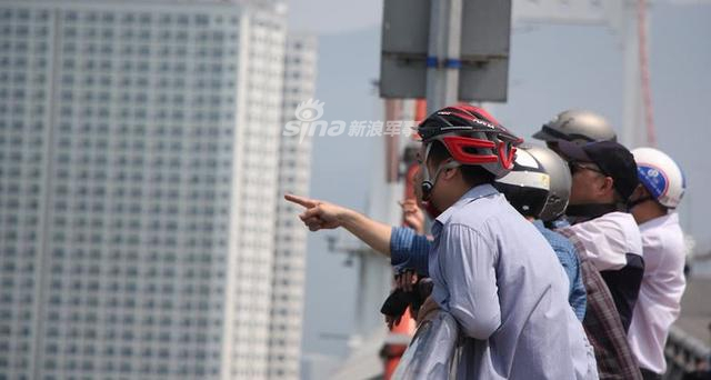 看见亲人都没这兴奋!美卡尔文森号航母抵越南引围观