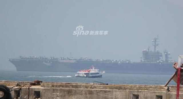 看见亲人都没这兴奋!美卡尔文森号航母抵越南引围观