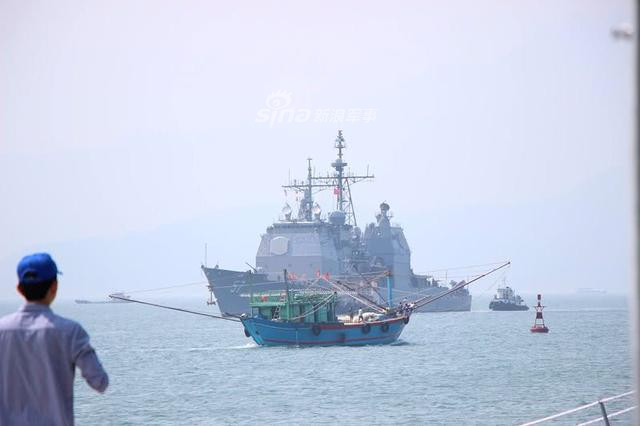 看见亲人都没这兴奋!美卡尔文森号航母抵越南引围观