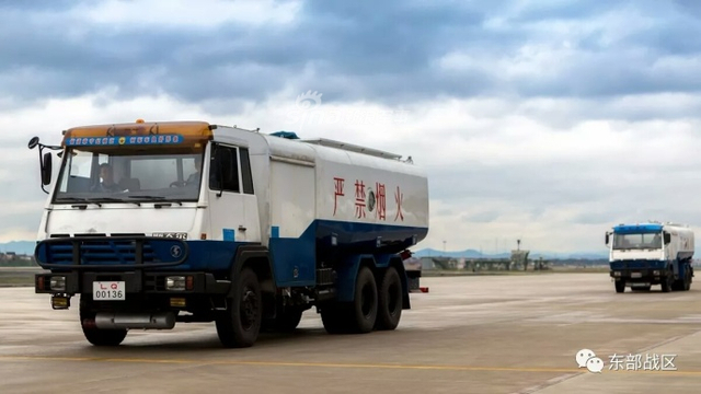 我海航苏30战机挂PL12实弹起飞