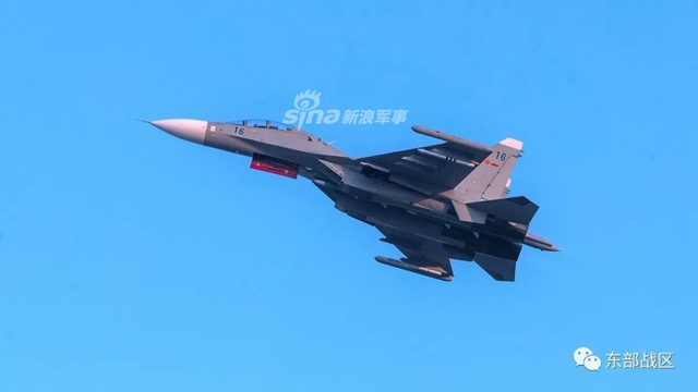 大隐隐于市!我海航某机场比邻民居苏30挂PL12起飞