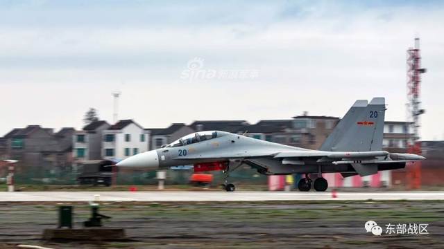 大隐隐于市!我海航某机场比邻民居苏30挂PL12起飞