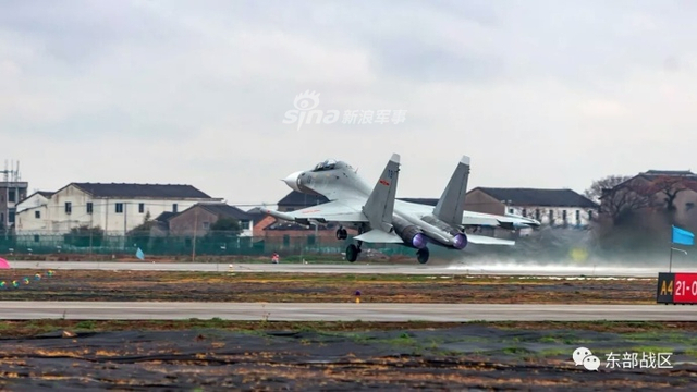 大隐隐于市!我海航某机场比邻民居苏30挂PL12起飞