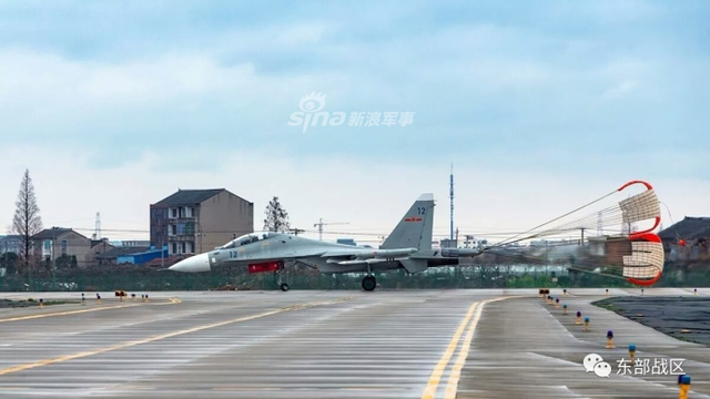 大隐隐于市!我海航某机场比邻民居苏30挂PL12起飞