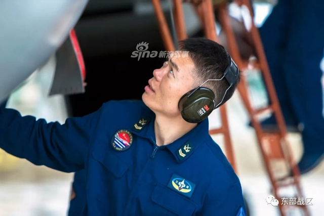 大隐隐于市!我海航某机场比邻民居苏30挂PL12起飞