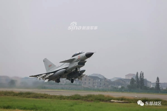 大隐隐于市!我海航某机场比邻民居苏30挂PL12起飞