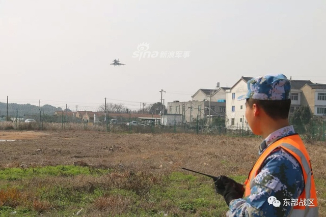 大隐隐于市!我海航某机场比邻民居苏30挂PL12起飞