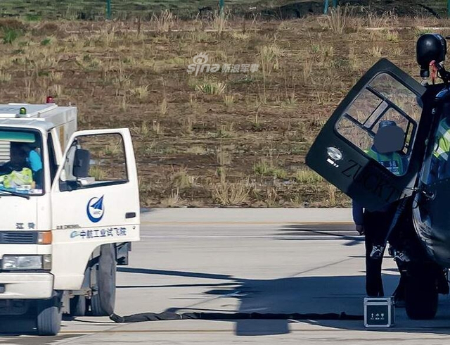 大家一起来找茬！我直20高清美照与黑鹰同角度对比