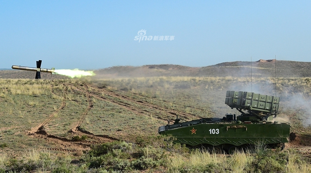 土豪特供版！中国军工在伊拉克展出大八轮版红箭10战车