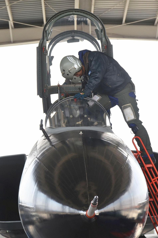 我军再曝飞豹战机双电子吊舱照