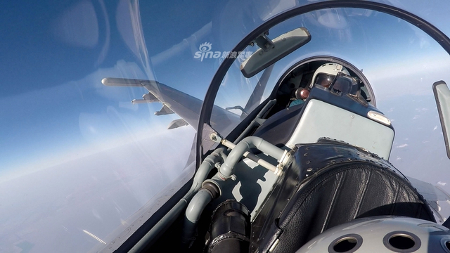 大隐隐于市!我海航某机场比邻民居苏30挂PL12起飞