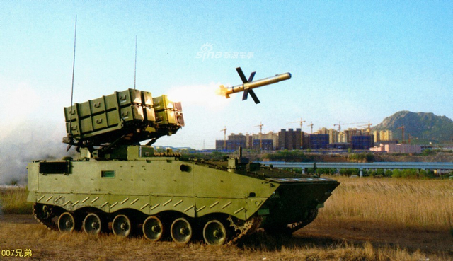 土豪特供版！中国军工在伊拉克展出大八轮版红箭10战车