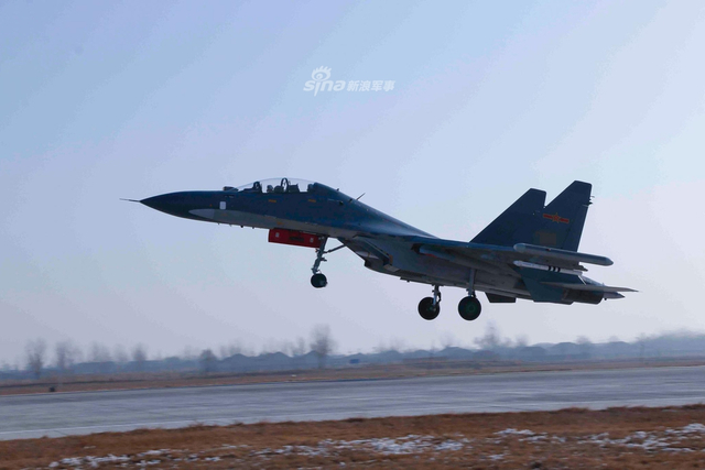 大隐隐于市!我海航某机场比邻民居苏30挂PL12起飞