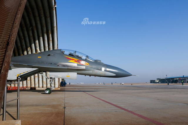 大隐隐于市!我海航某机场比邻民居苏30挂PL12起飞