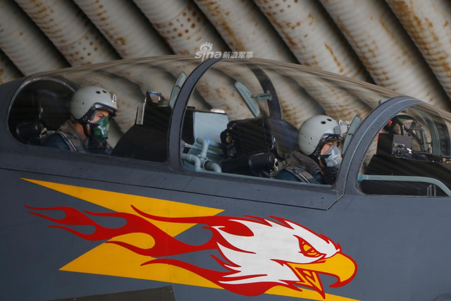 大隐隐于市!我海航某机场比邻民居苏30挂PL12起飞