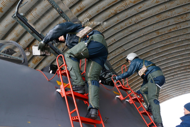 大隐隐于市!我海航某机场比邻民居苏30挂PL12起飞