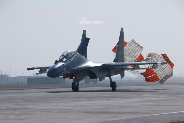 大隐隐于市!我海航某机场比邻民居苏30挂PL12起飞