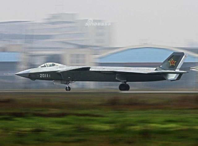 我军歼20开展首次实战训练 参训运20从西藏机场起飞