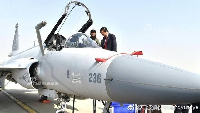 参观巴铁空军枭龙的印尼总统