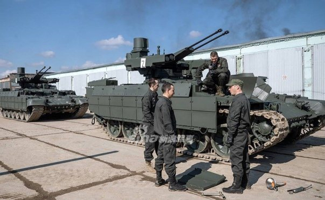 T14坦克现身莫斯科城郊 将参加胜利日阅兵彩排