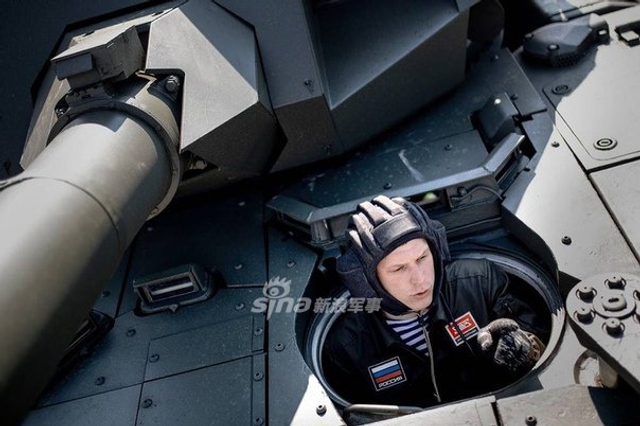 T14坦克现身莫斯科城郊 将参加胜利日阅兵彩排