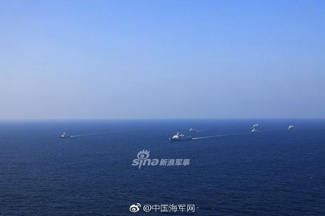 我海军护航编队在亚丁湾分航
