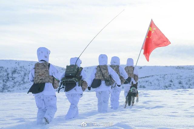 辛苦了！新疆塔城军分区边防官兵踏雪巡逻 新浪图片