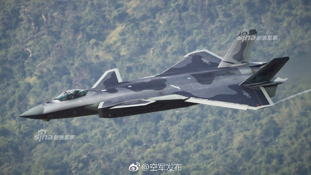 威龙再出猛照！我军歼20隐身战机疑曝灰色涂装