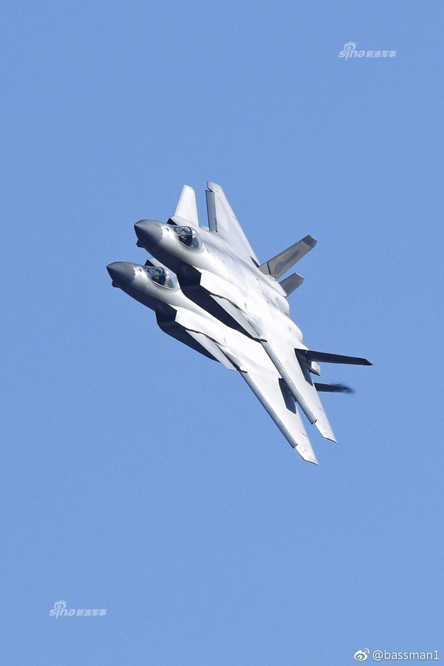 中国空军歼20战机双机飞行表演