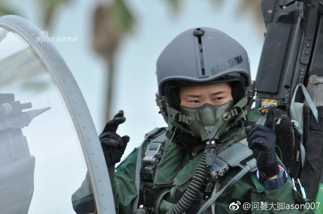 来跟我军过两招？日本首位F-15战机女飞行员亮相