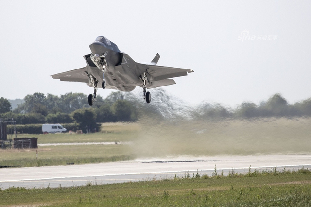 英国新到货F35B首次飞行训练