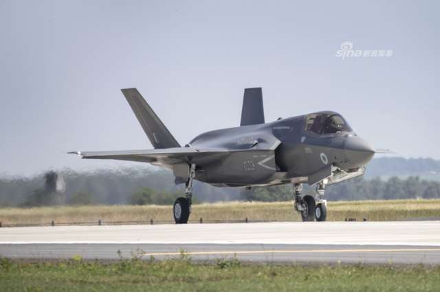 老佛爷很欣慰！英国新到货F35B战机首次飞行训练