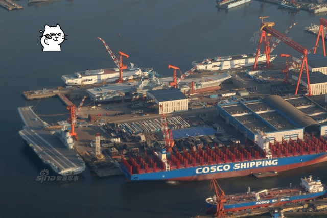 我军辽宁舰与国产航母大连同框