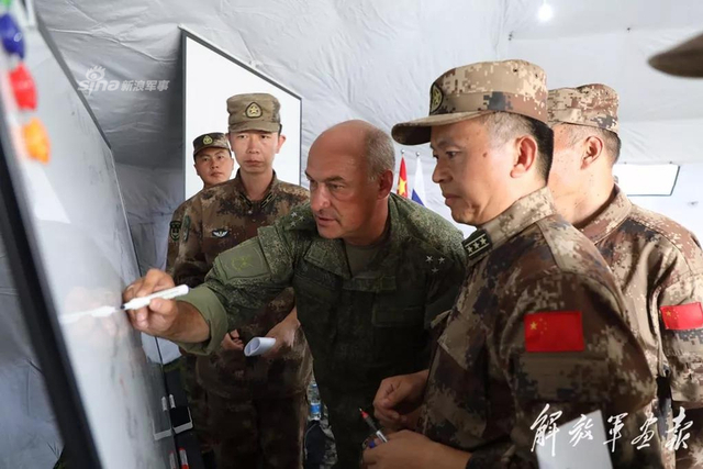 跟毛子切磋！回顾东方军演我军99坦克抖出冷战范