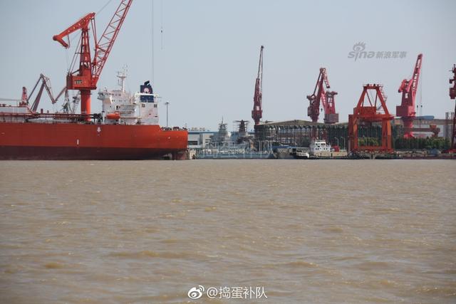 我055大驱二号舰曝光节后新照