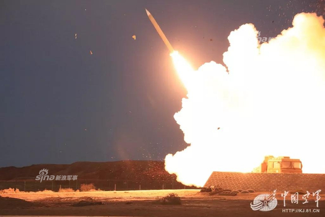 红旗9小伙伴！我军红旗22防空导弹荒漠涂装实弹打靶