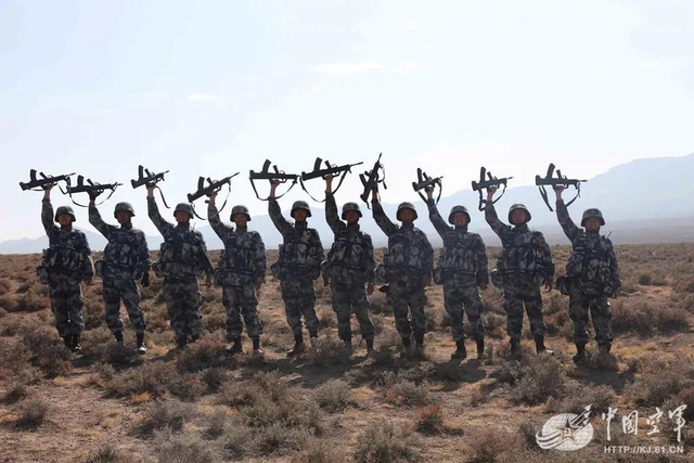 红旗9小伙伴！我军红旗22防空导弹荒漠涂装实弹打靶