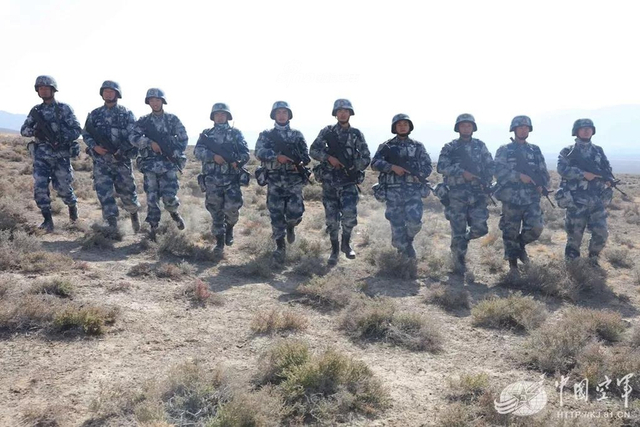 红旗9小伙伴！我军红旗22防空导弹荒漠涂装实弹打靶