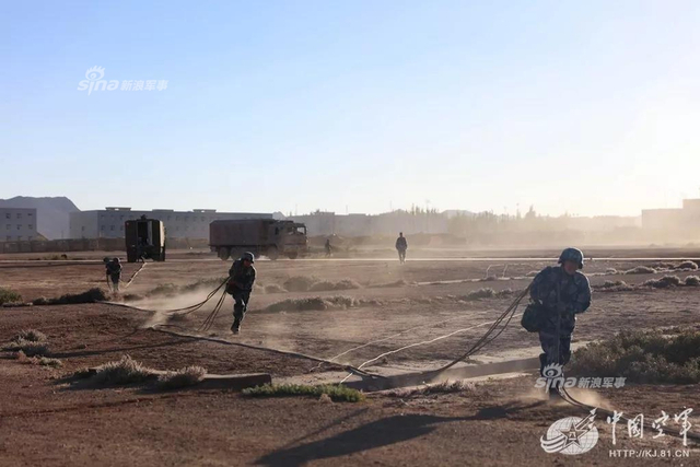 红旗9小伙伴！我军红旗22防空导弹荒漠涂装实弹打靶