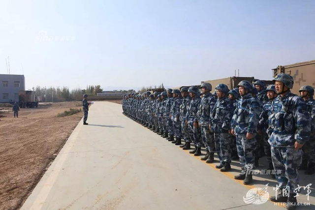 红旗9小伙伴！我军红旗22防空导弹荒漠涂装实弹打靶