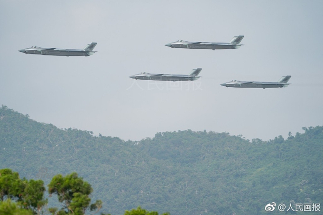 机动性燃翻全场！我军歼20战机珠海航展腾云驾雾