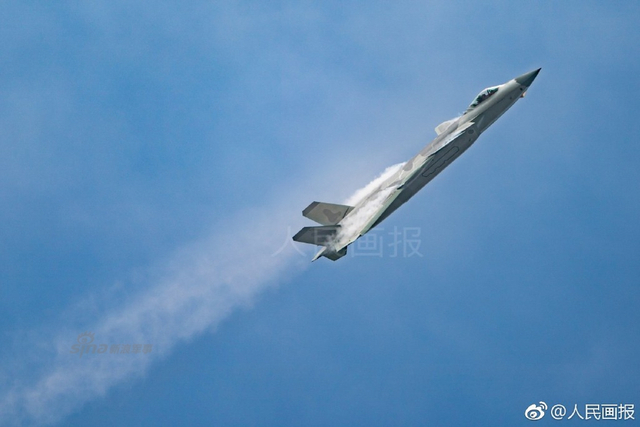 机动性燃翻全场！我军歼20战机珠海航展腾云驾雾