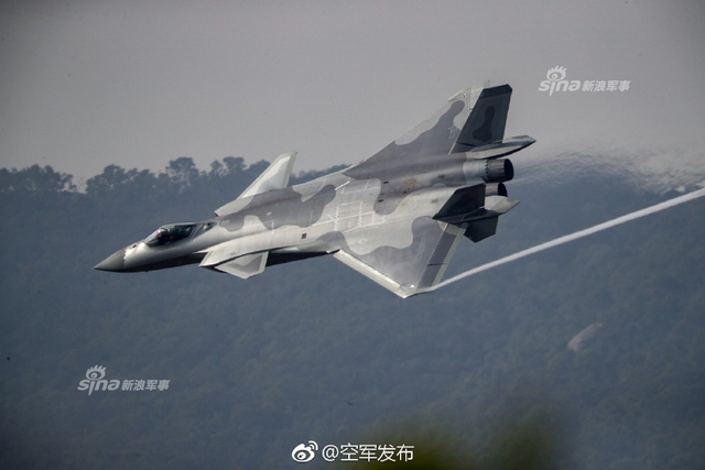 威龙再出猛照！我军歼20隐身战机疑曝灰色涂装